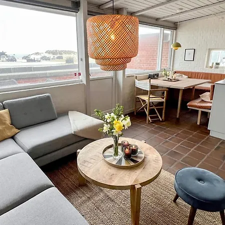 5 Person In Henne-by Traum