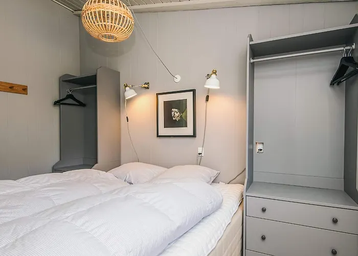 5 Person In Henne-by Traum